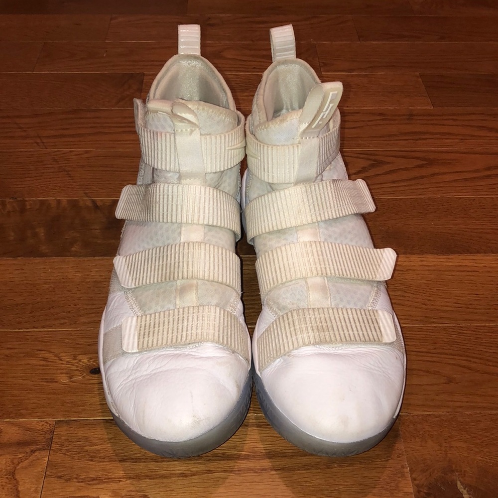 Lebron Basketball shoes